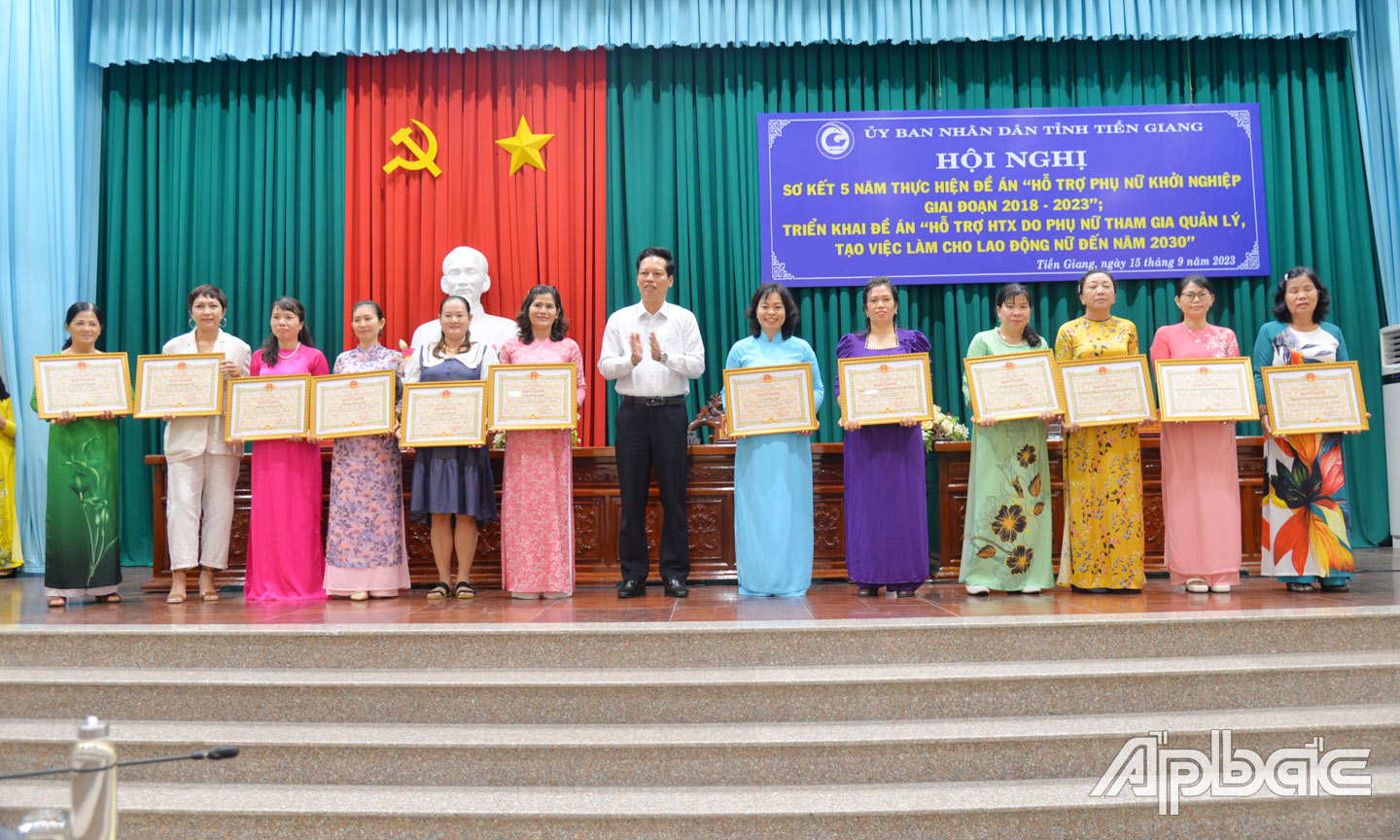 Phó Chủ tịch UBND tỉnh Nguyễn Thành Diệu trao Bằng khen của UBND tỉnh tặng cho các tập thể, cá nhân có nhiều đóng góp tích cực trong 5 năm thực hiện Đề án 939.