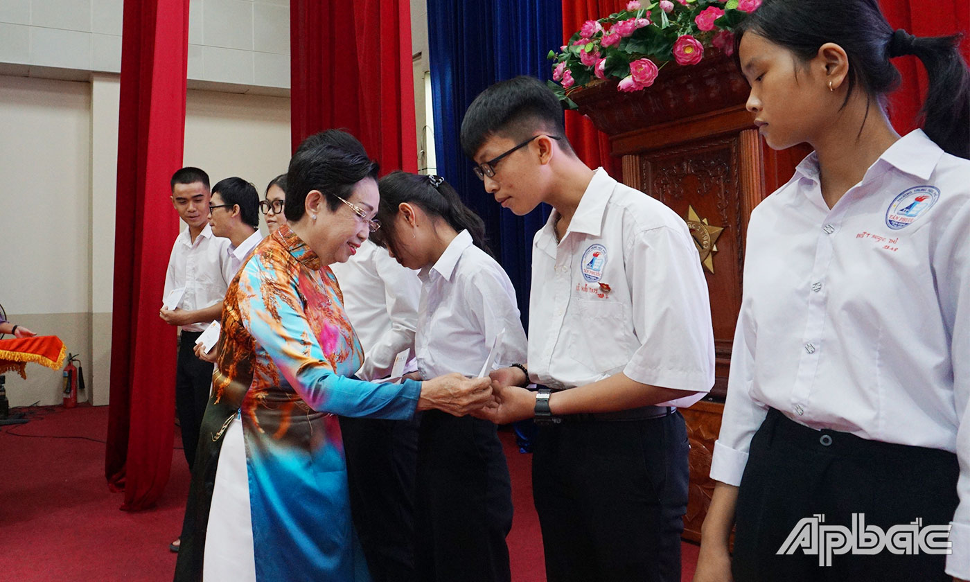 Đồng chí PGS.TS Trương Thị Hiền, Phó Chủ tịch Hội Khuyến học Việt Nam trao học bổng cho học sinh 
