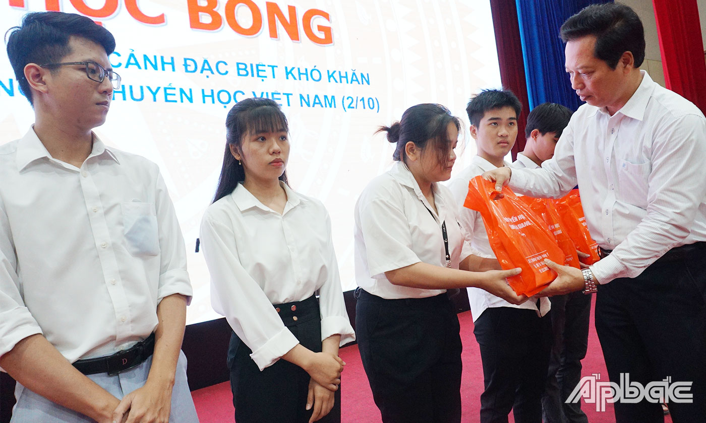 Đồng chí Nguyễn Thành Diệu, Phó Chủ tịch UBND tỉnh Tiền Giang trao học bổng cho học sinh 