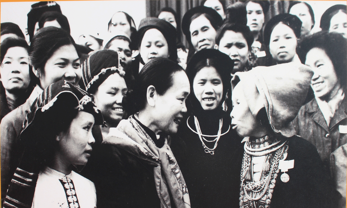 Đồng chí Nguyễn Thị Thập trò chuyện với các Đại biểu khu tự trị Việt Bắc tại Hội nghị Phụ nữ miền núi toàn miền Bắc, ngày 17/3/1964.