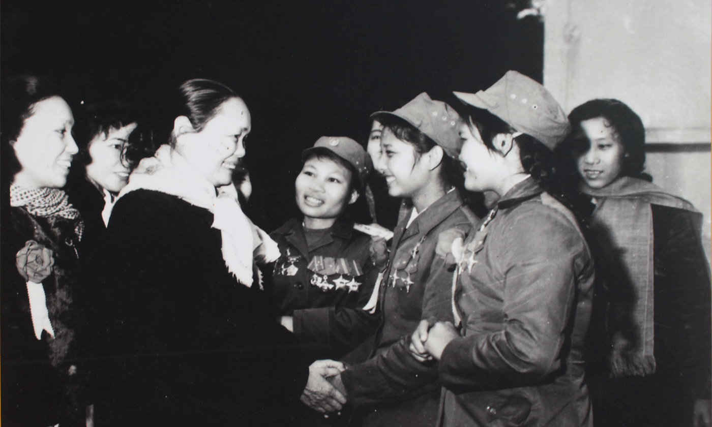 Đồng chí Nguyễn Thị Thập nói chuyện với các Đại biểu tại Hội nghị Phụ vận các tỉnh Khu IV, năm 1972. 