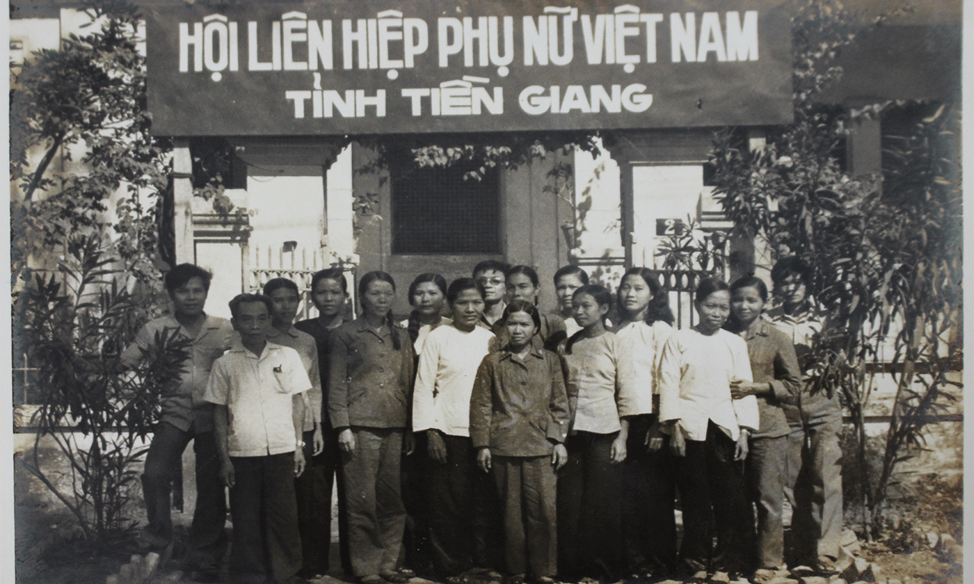 Đồng chí Nguyễn Thị Thập chụp ảnh lưu niệm cùng lãnh đạo tỉnh Tiền Giang, năm 1989. (ảnh Tư liệu)
