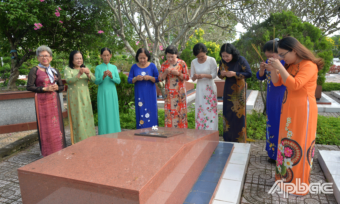 Cán bộ Hội LHPN xã Trung An, TP. Mỹ Tho thắp nhang tại mộ đồng chí Nguyễn Thị Thập ở Nghĩa trang liệt sĩ tỉnh.