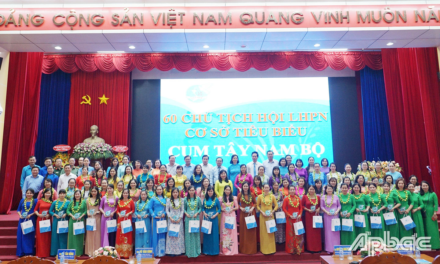 Lãnh đạo Hội Liên hiệp Phụ nữ Việt Nam và tỉnh Tiền Giang trao biểu trưng, hoa và quà cho các  Chủ tịch Phụ nữ cơ sở tiêu biểu.