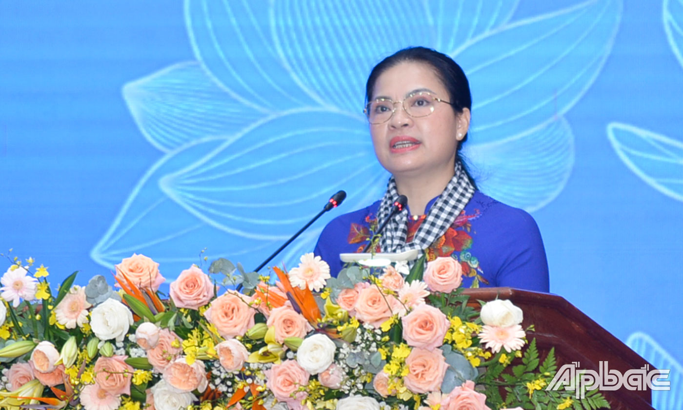 Đồng chí Hà Thị Nga, Ủy viên Ban Chấp hành Trung ương Đảng, Chủ tịch Hội Liên hiệp Phụ nữ Việt Nam phát biểu khai mạc Hội thảo.