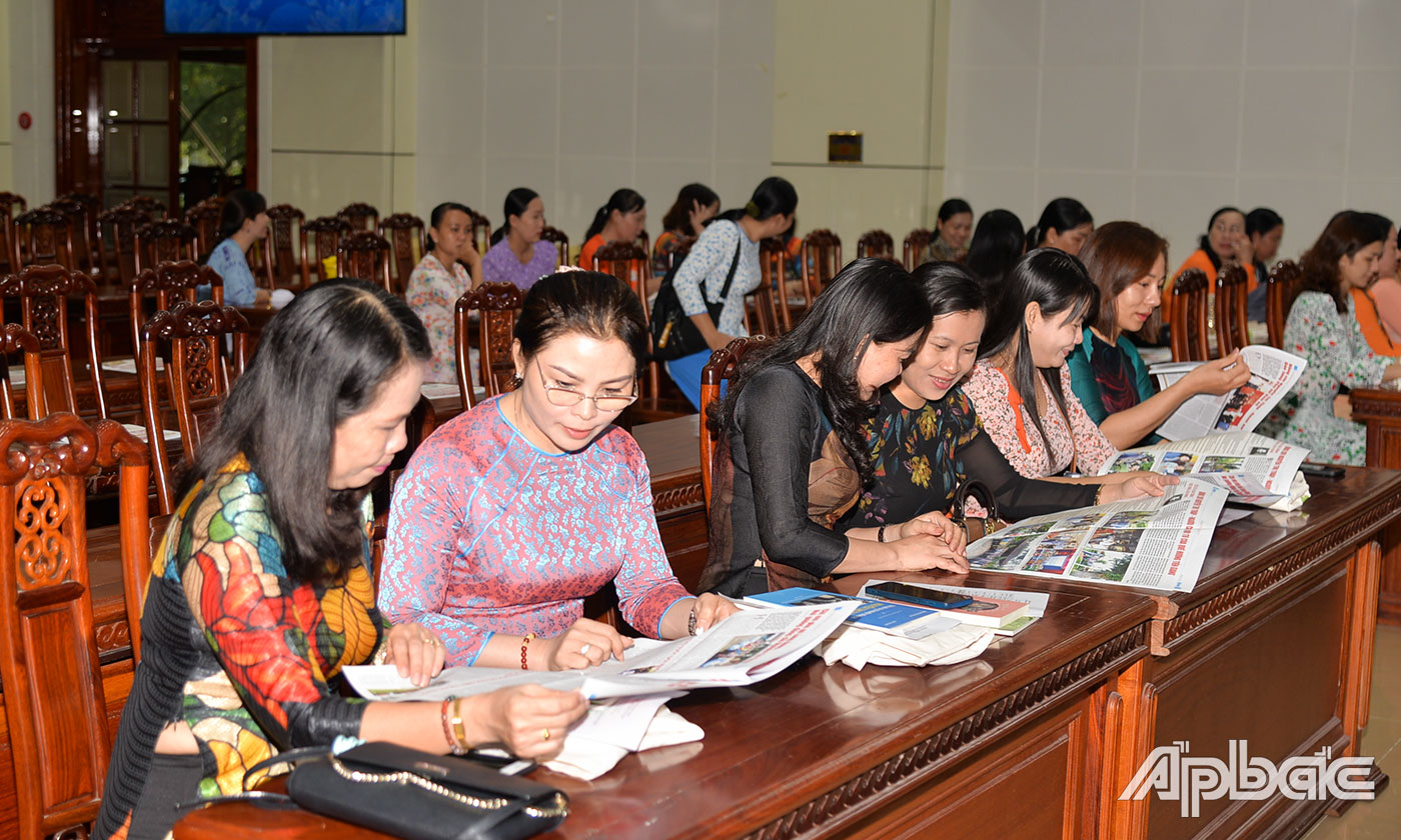 Đại biểu xem các ấn phẩm phục vụ Hội thảo.