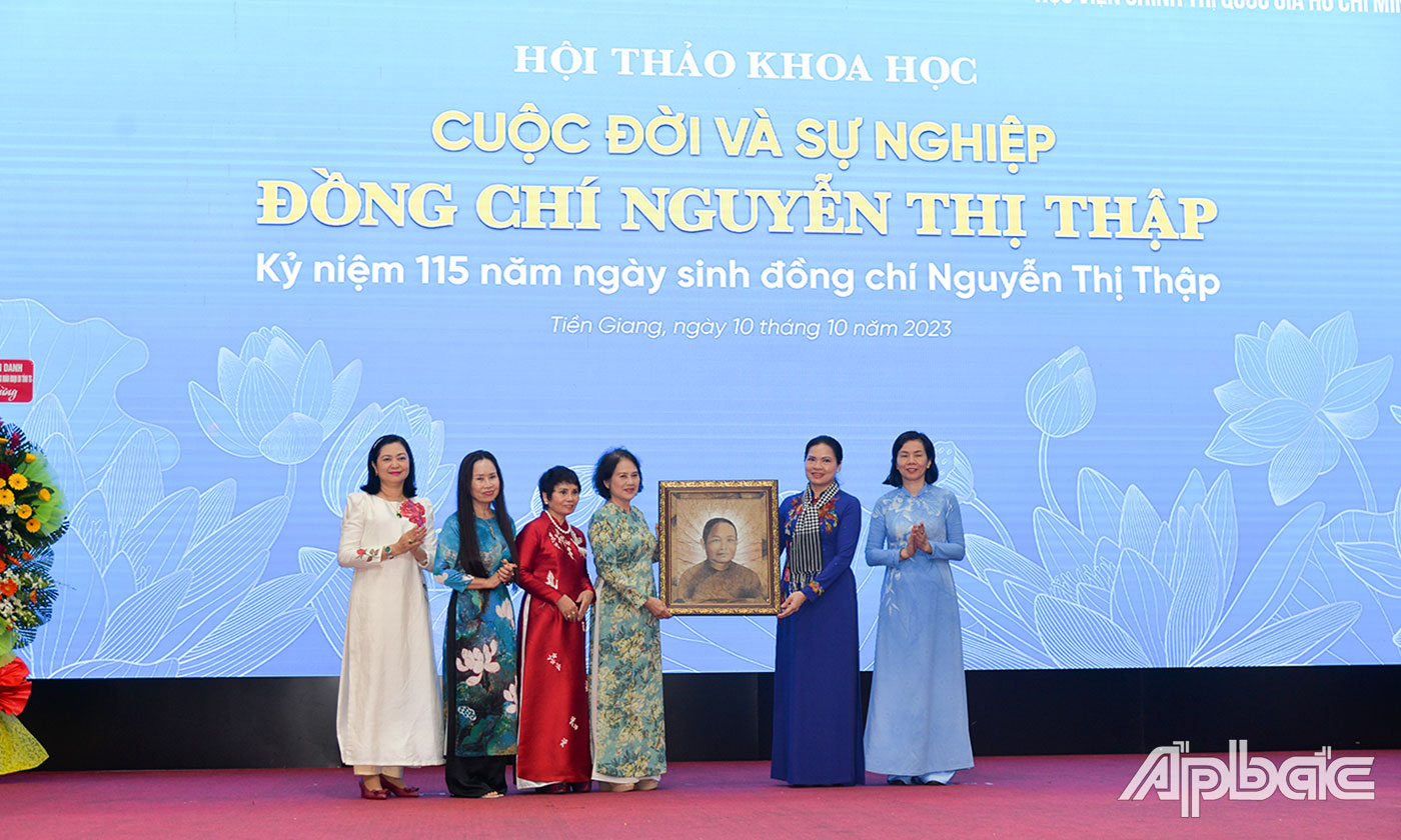 Câu lạc bộ Phụ nữ với di sản văn hóa và Câu lạc bộ Di sản áo dài Việt Nam trao tặng tranh chân dung đồng chí Nguyễn Thị Thập bằng lá sen cho Hội Liên hiệp Phụ nữ Việt Nam.