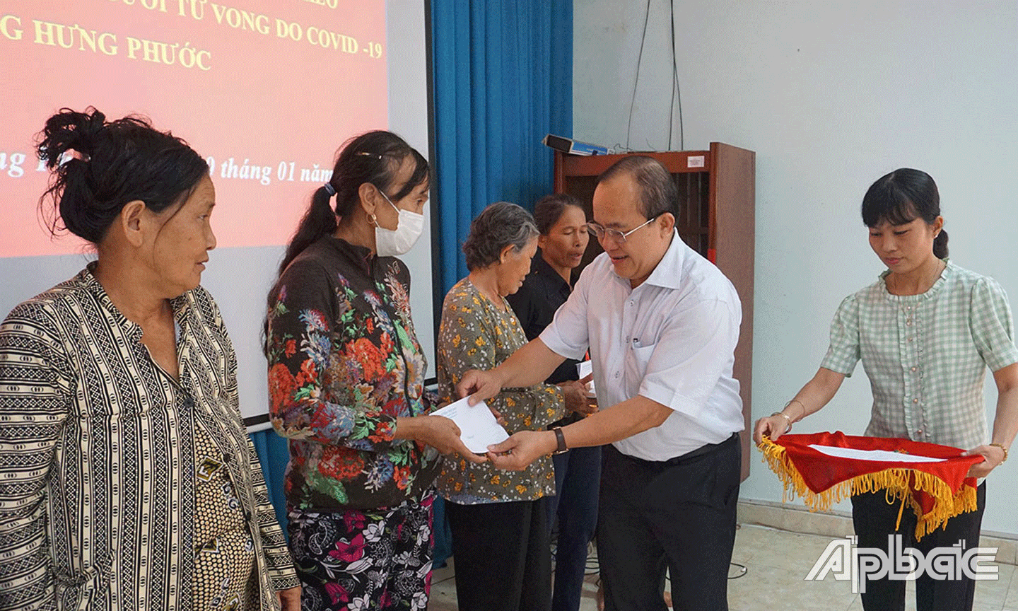 Đồng chí Nguyễn Chí Trung, Ủy viên Ban Thường vụ Tỉnh ủy, Chủ tịch Ủy ban MTTQ Việt Nam tỉnh tặng quà cho  các hộ nghèo, hộ khó khăn.