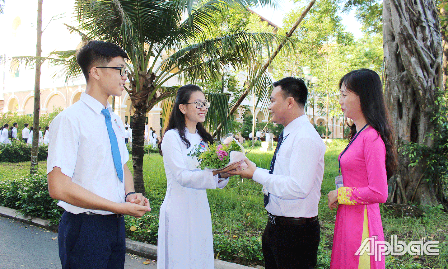 Học sinh Trường THPT Nguyễn Đình Chiểu tặng hoa cho thầy, cô nhân Ngày Nhà giáo  Việt Nam.