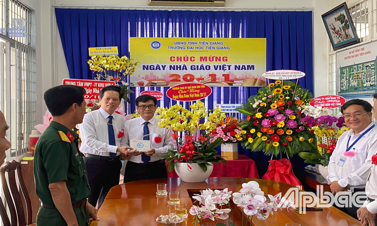 Phó Chủ tịch UBND tỉnh Nguyễn Thành Diệu chúc mừng các cán bộ, nhà giáo Trường Đại học Tiền Giang nhân kỷ niệm 41 năm Ngày nhà giáo Việt Nam. 