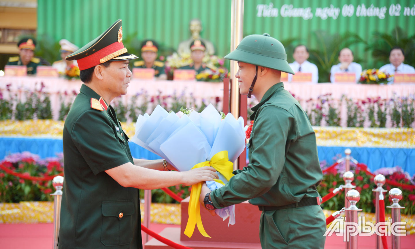 Thiếu tướng Phạm Trường Sơn, Phó Tổng Tham mưu trưởng  Quân đội nhân dân Việt Nam tặng hoa động viên thanh niên TP. Mỹ Tho lên đường nhập ngũ năm 2023. 