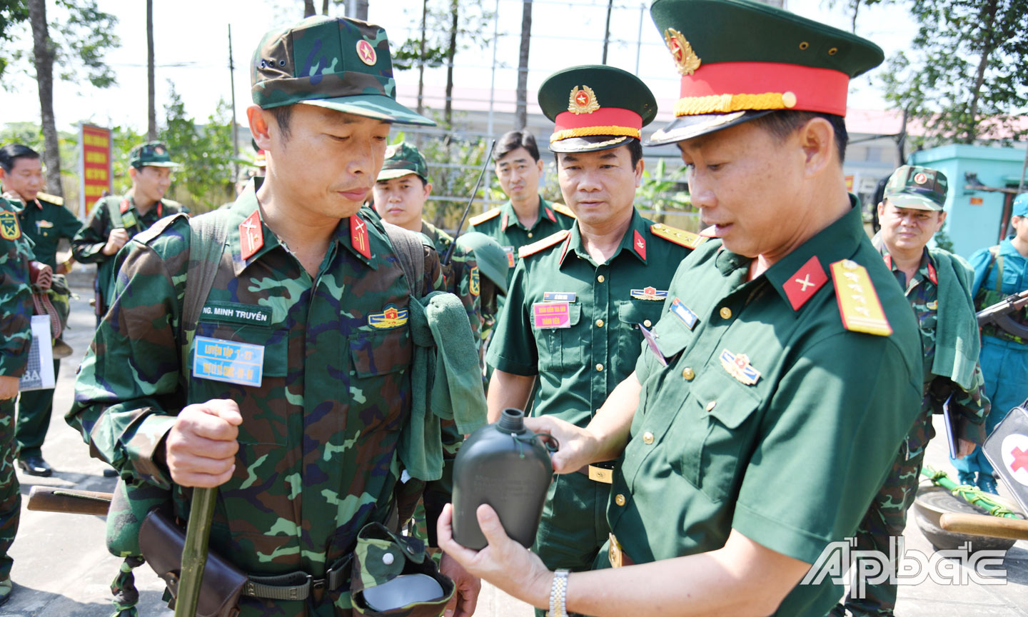 Đại tá Huỳnh Chiến Công, Phó Tham mưu trưởng Quân khu 9  kiểm tra công tác luyện tập chuyển trạng thái sẵn sàng chiến đấu tại Ban CHQS huyện Cái Bè.