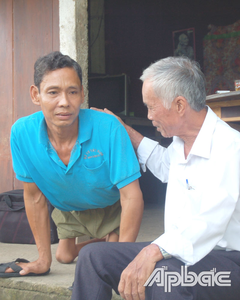 Chủ tịch Hội NNCĐDC xã Mỹ Long Trần Thanh Nhờ thăm hỏi, động viên nạn nhân Lê Văn Vũ (ở ấp Mỹ Phú), bị teo liệt 2 chân.