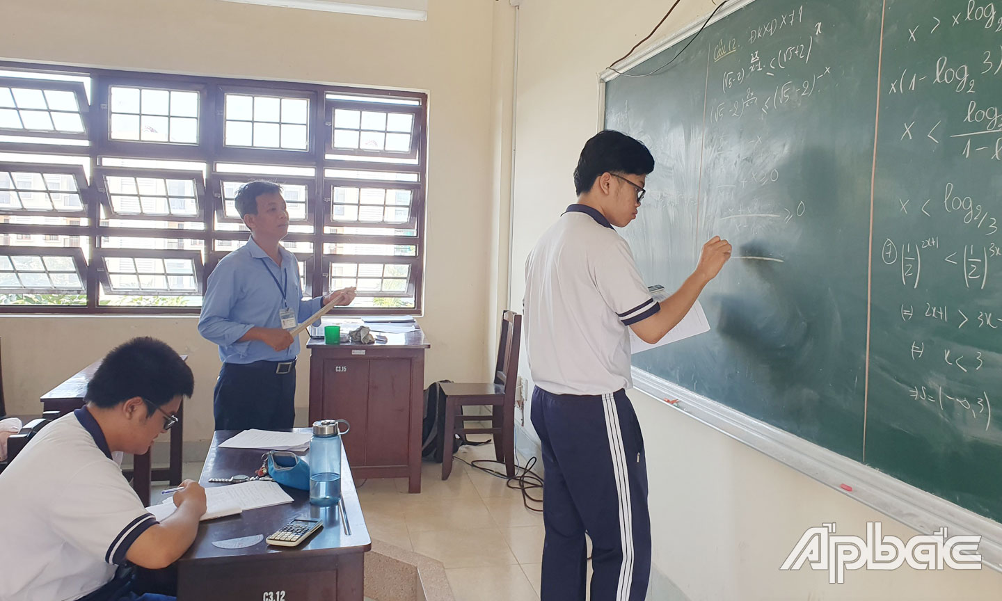 Học sinh lớp 12 Trường THPT Chuyên Tiền Giang trong giờ học.