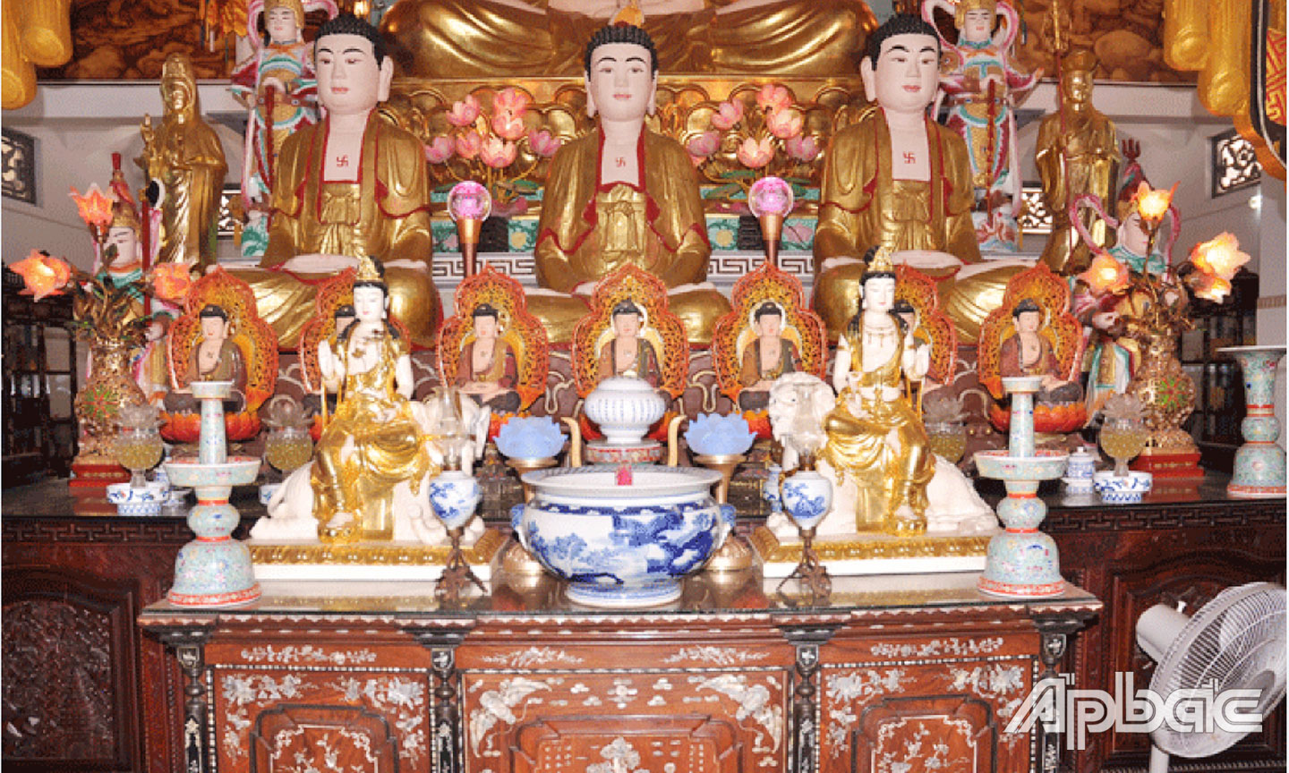 Bộ 3 tượng Phật A Di Đà từ chùa xưa còn lưu giữ và tôn trí tại chánh điện chùa Đức Lâm.