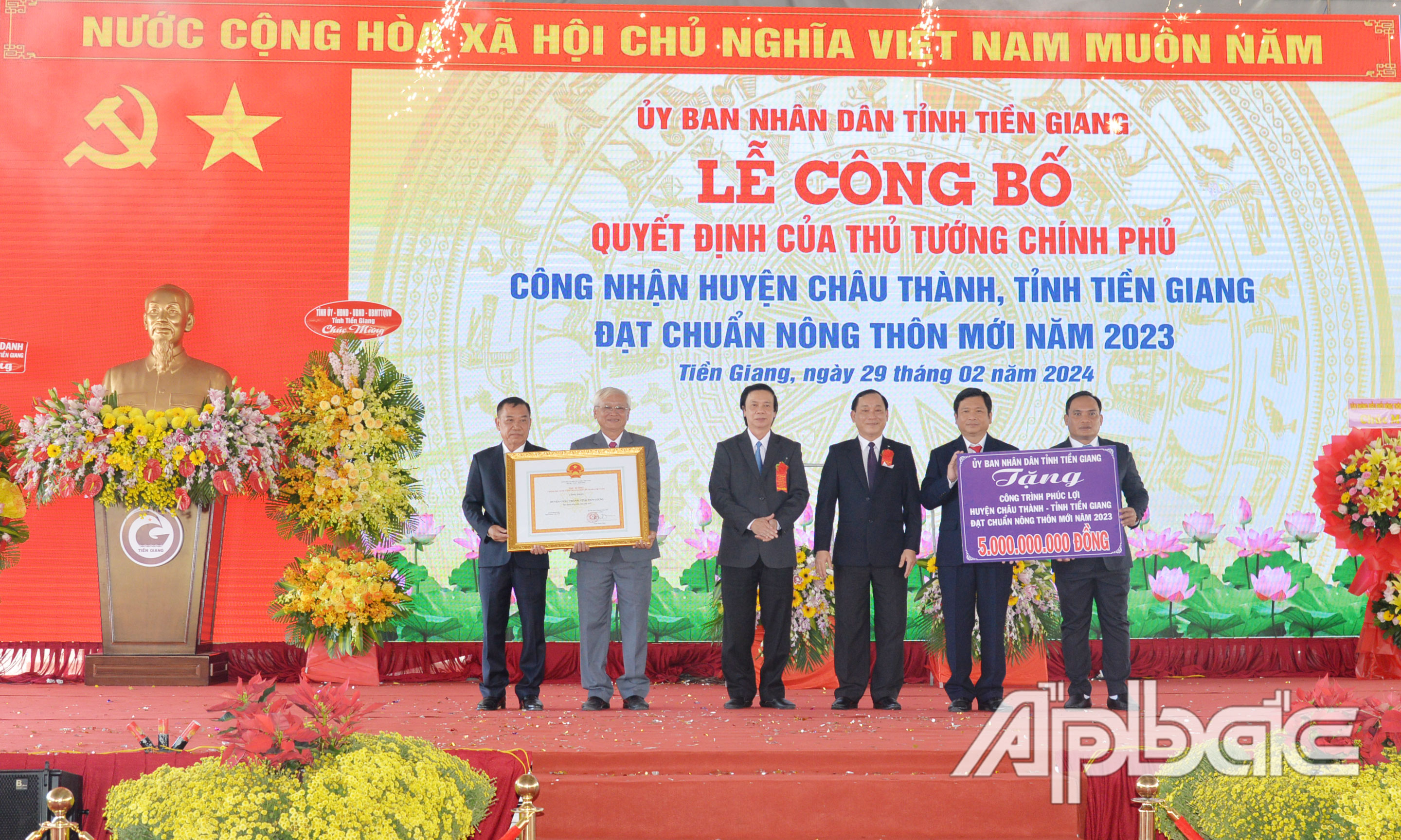 Trao quyết định của Thủ tướng Chính phủ công nhận huyện Châu Thành đạt chuẩn NTM.
