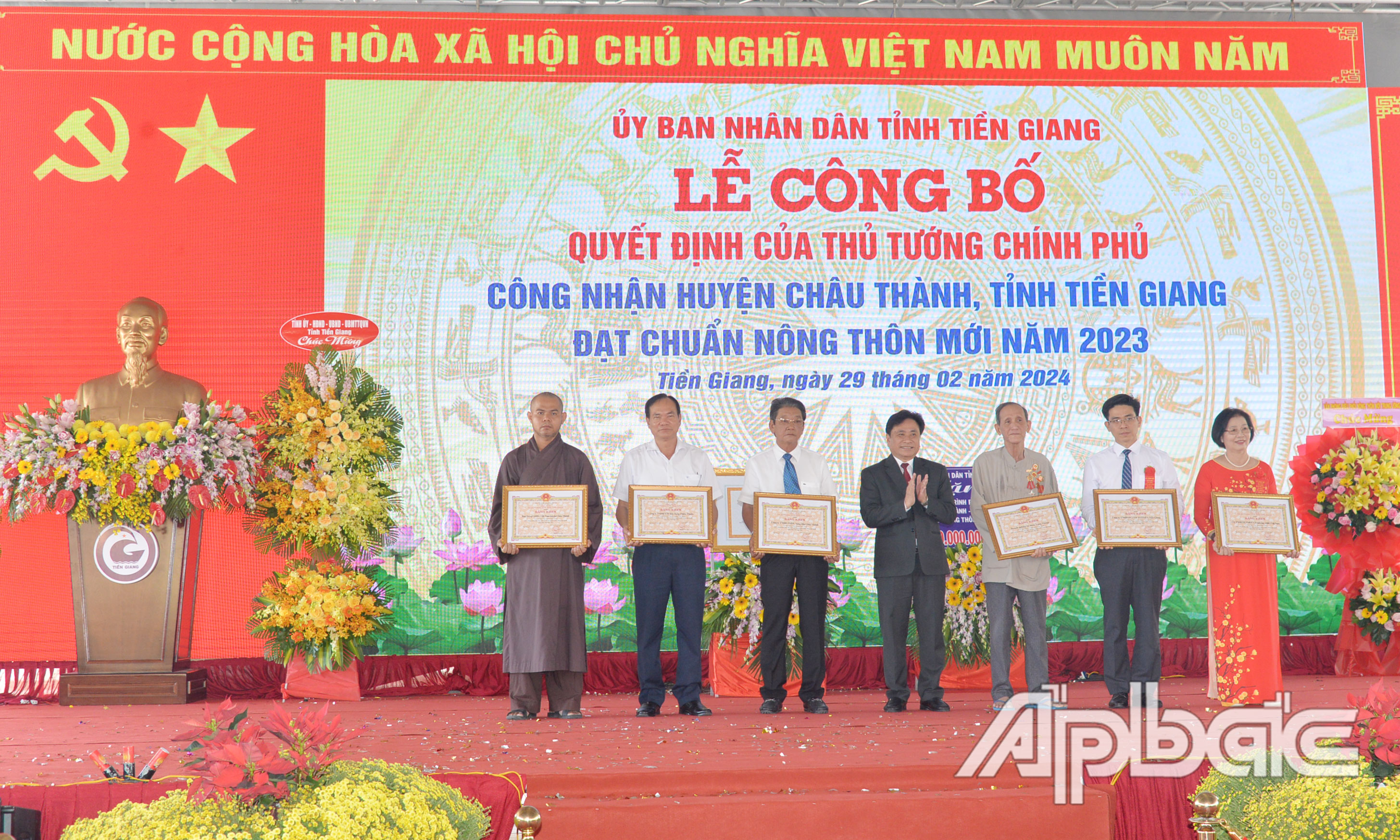 UBND tỉnh tặng Bằng khen cho các tập thể, cá nhân có nhiều đóng góp vào công tác xây dựng NTM trên địa bàn huyện Châu Thành.