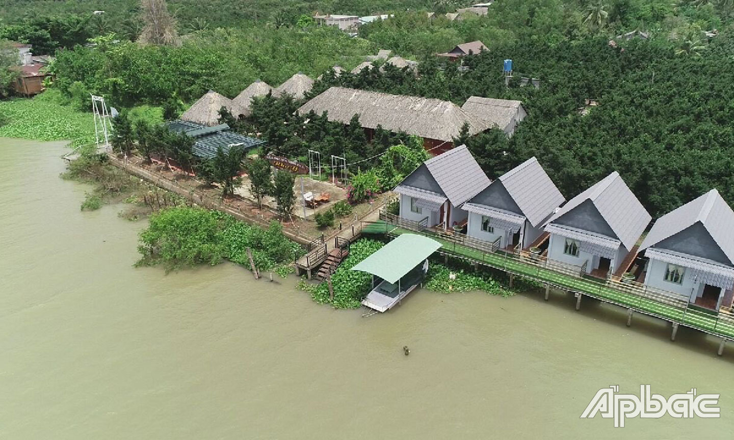 Một điểm nghỉ dưỡng sinh thái cạnh bờ sông trên địa bàn  xã Tân Phong.
