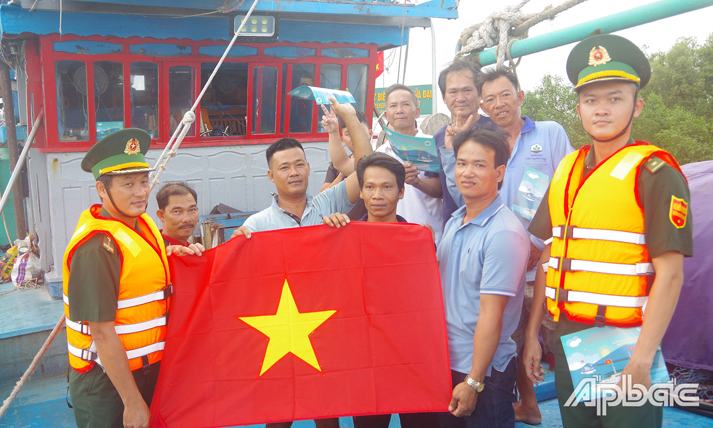 BĐBP Phú Tân tặng cờ Tổ quốc và động viên ngư dân vươn khơi bám biển.