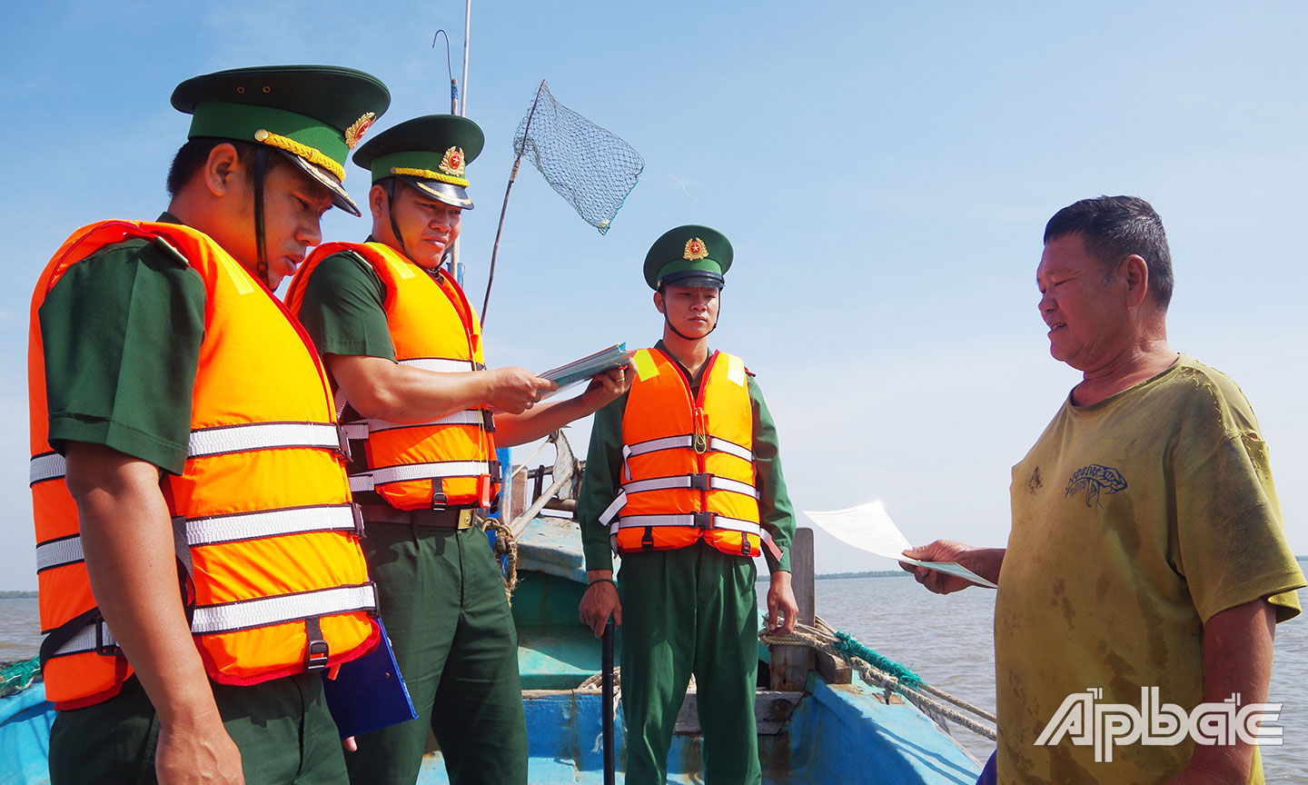 Trạm Kiểm soát Biên phòng Vàm Láng (Đồn Biên phòng Kiểng Phước) kiểm soát, kiểm chứng các phương tiện ra vào vùng biển của tỉnh.