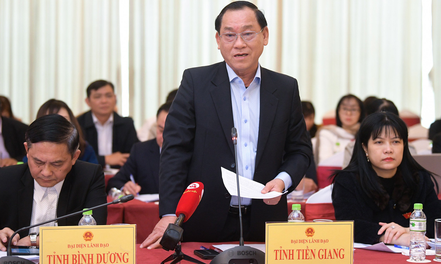 Chủ tịch Ủy ban nhân dân tỉnh Tiền Ging Nguyễn Văn Vĩnh phát biểu tại phiên họp toàn thể lần thứ 20 của Ủy ban Pháp luật của Quốc hội.