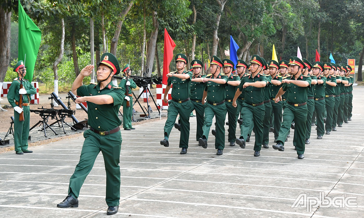 Duyệt đội ngũ tại Lễ ra quân huấn luyện.