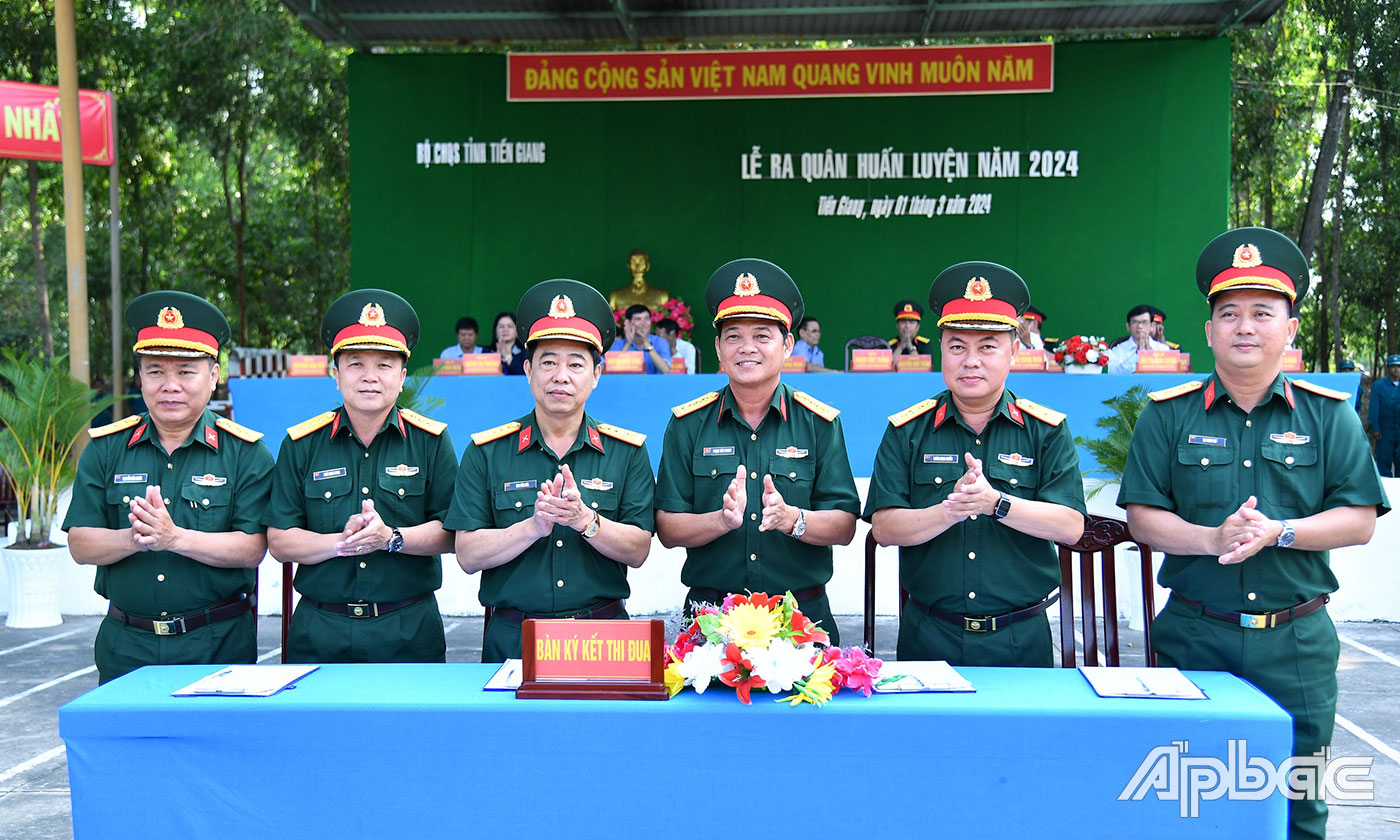 Thủ trưởng Bộ CHQS tỉnh chứng kiến giao ước thi đua các đơn vị.