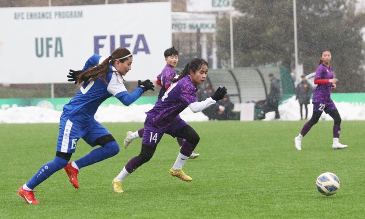 Các cầu thủ nữ U.20 Việt Nam (bên phải) tập luyện, thi đấu giao hữu trong điều kiện trời lạnh, tuyết rơi tại Tashkent. Ảnh: VFF