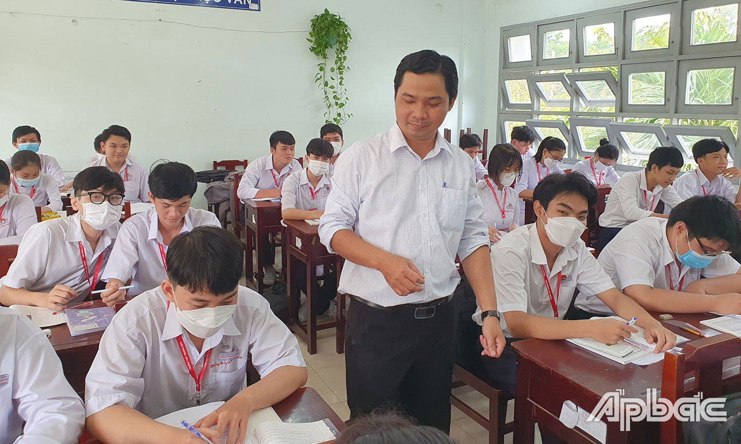 Học sinh  khối 12  Trường THPT  Trương Định, TX. Gò Công trong giờ học.