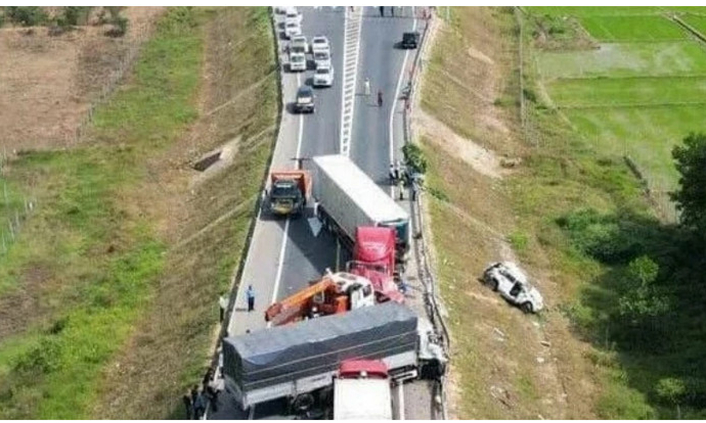 Hiện trường vụ tai nạn giao thông xảy ra trên đường cao tốc Cam Lộ-La Sơn.