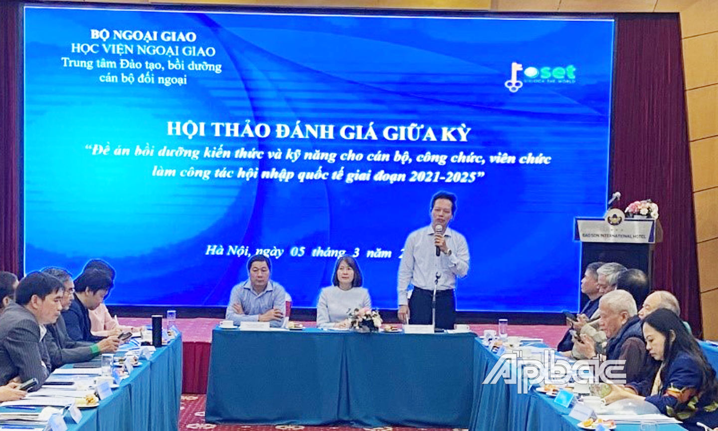 Đồng chí Nguyễn Thành Diệu cùng lãnh đạo Học viện Ngoại giao đồng chủ trì Hội thảo. 