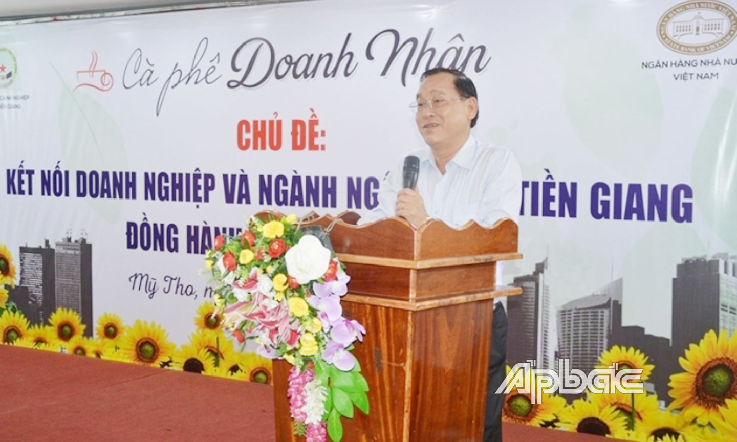 Phó Bí thư Tỉnh ủy, Chủ tịch UBND tỉnh Nguyễn Văn Vĩnh phát biểu tại một buổi Cà phê doanh nhân (nguồn: Công thông tin điện tử Hiệp hội Doanh nghiệp tỉnh Tiền Giang).