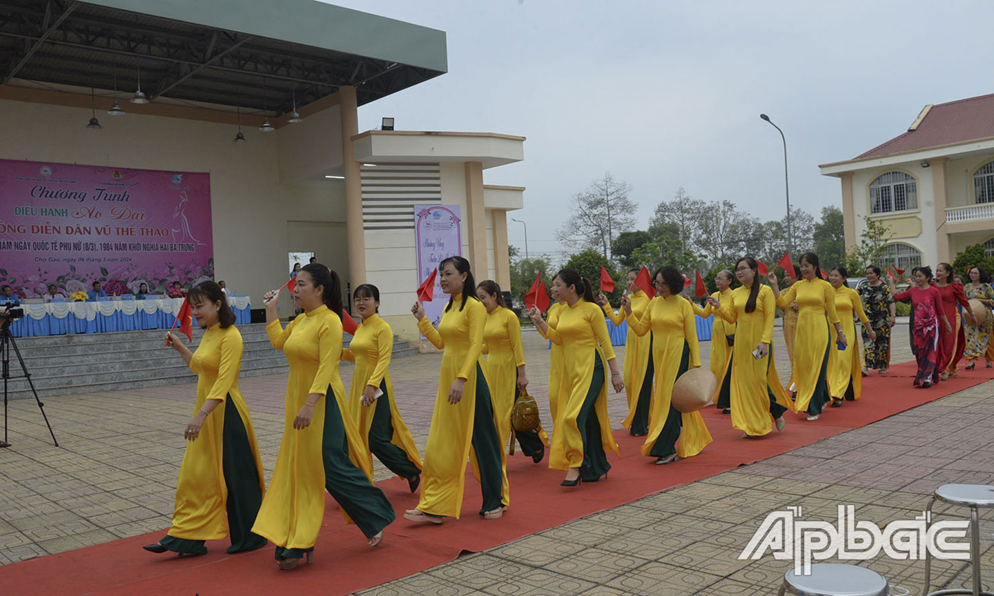 Hội LHPN huyện Chợ Gạo, tỉnh Tiền Giang tổ chức trình diễn áo dài hưởng ứng 