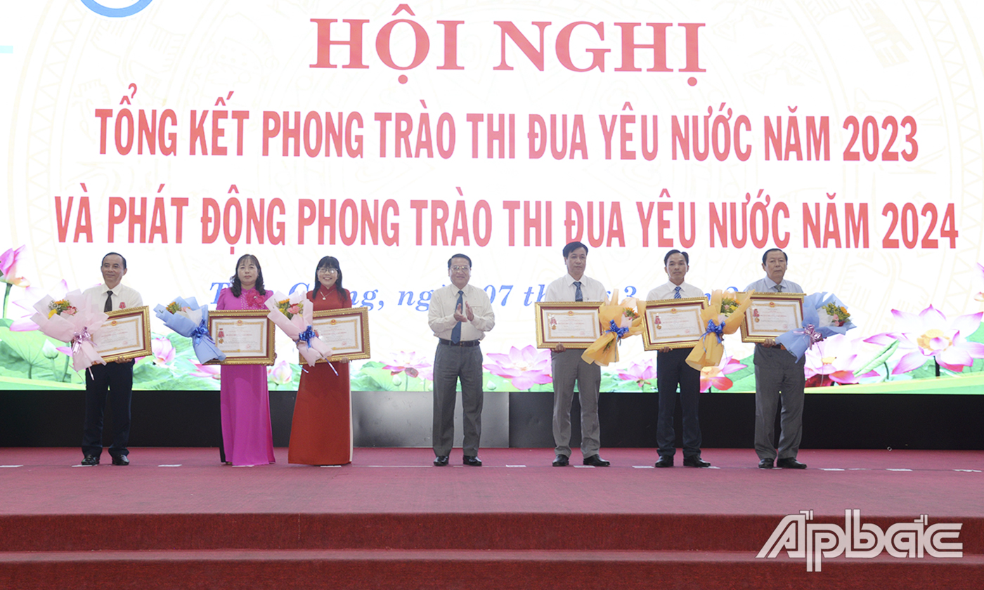 Thừa lệnh Chủ tịch Nước, đồng chí Phạm Văn Trọng, Phó Chủ tịch UBND tỉnh trao Huân chương Lao động các hạng cho các tập thể và cá nhân