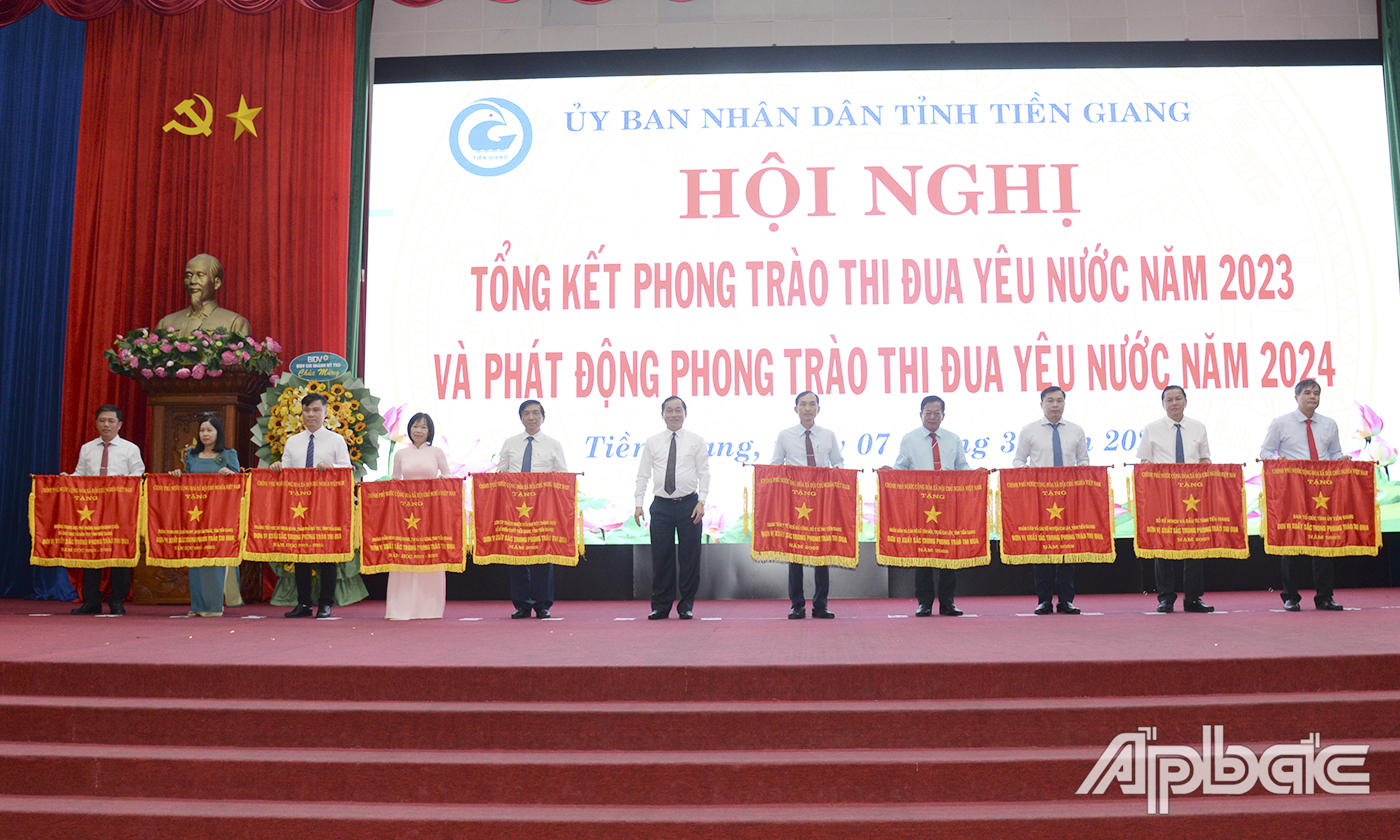 Đồng chí Nguyễn Văn Vĩnh, Phó Bí thư Tỉnh ủy, Chủ tịch UBND tỉnh, trao Cờ Thi đua của Chính phủ cho 10 tập thể xuất sắc