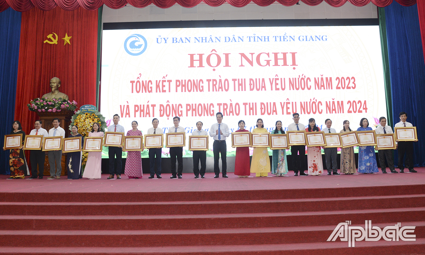 Đồng chí Nguyễn Thành Diệu, Phó chủ tịch UBND tỉnh trao Bằng khen của Thủ tướng Chính phủ cho các cá nhân