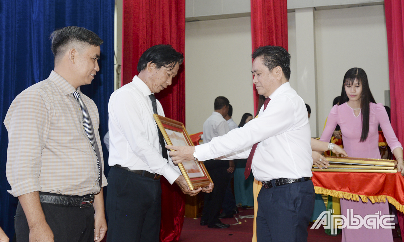 đồng chí Trần Văn Dũng, Ủy viên Ban Thường vụ Tỉnh ủy, Phó Chủ tịch UBND tỉnh trao  Bằng khen của Thủ tướng Chính phủ cho các tập thể