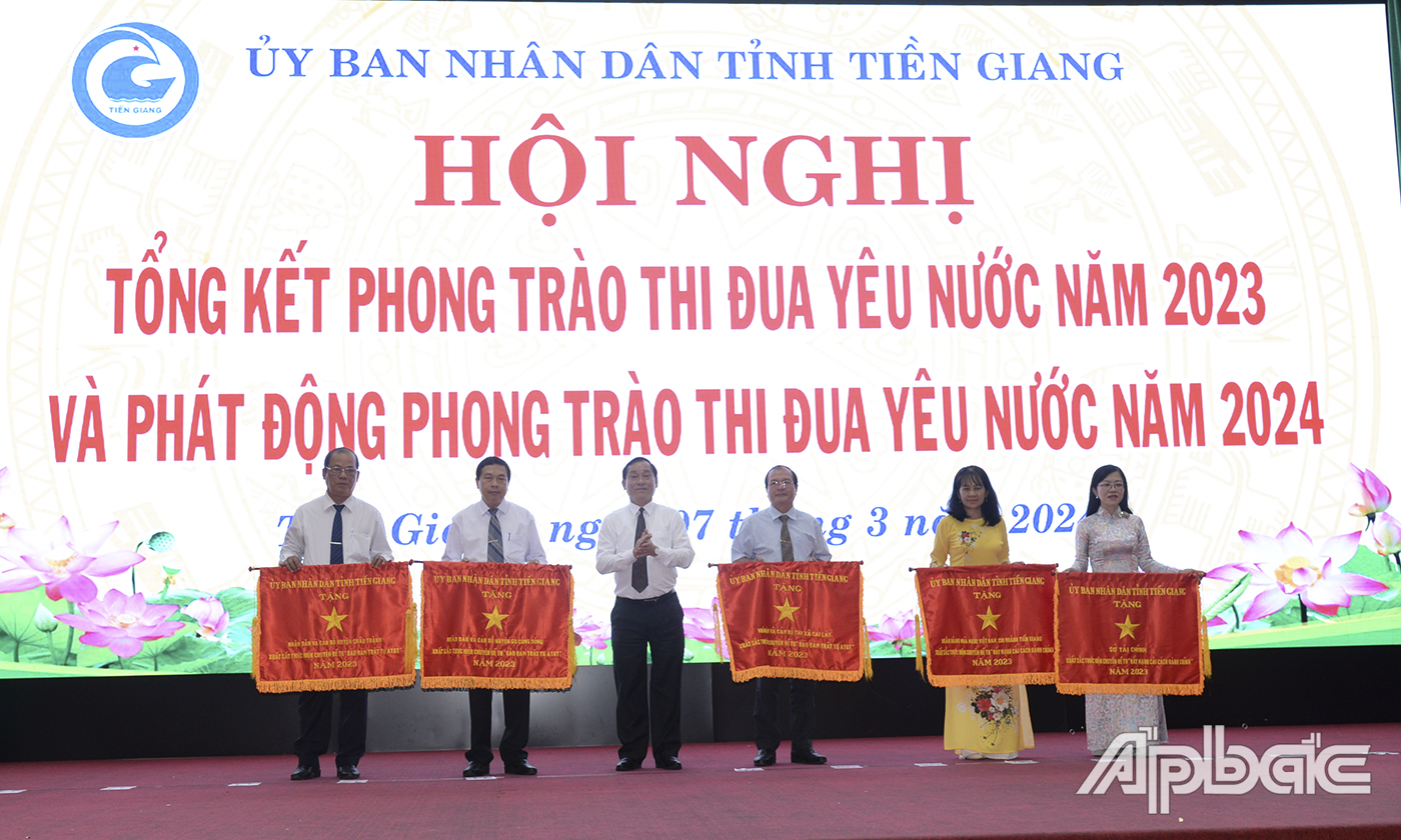Đồng chí Nguyễn Văn Vĩnh, Phó Bí thư Tỉnh ủy, Chủ tịch UBND tỉnh trao cờ thi đua chuyên đề cho các tập thể