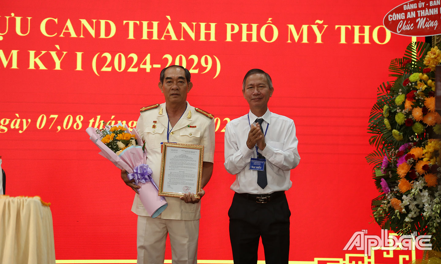 Đồng chí Nguyễn Văn Vĩnh trao Quyết định thành lập Hội Cựu CAND tỉnh Tiền Giang.