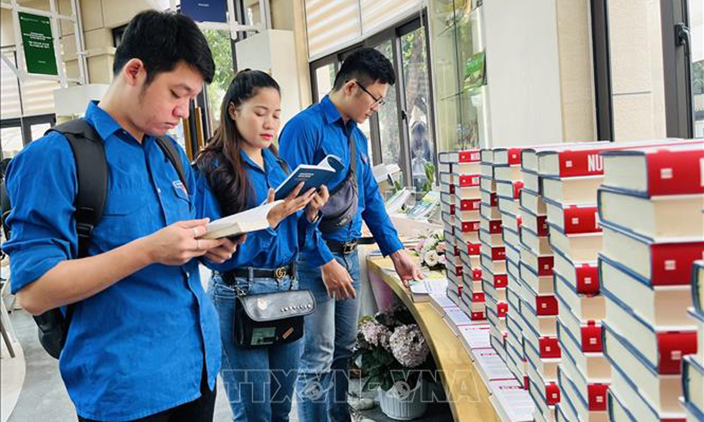 Ngày sách và Văn hóa đọc Việt Nam lần thứ II năm 2023 thu hút nhiều bạn trẻ tham gia. Ảnh tư liệu: TTXVN phát