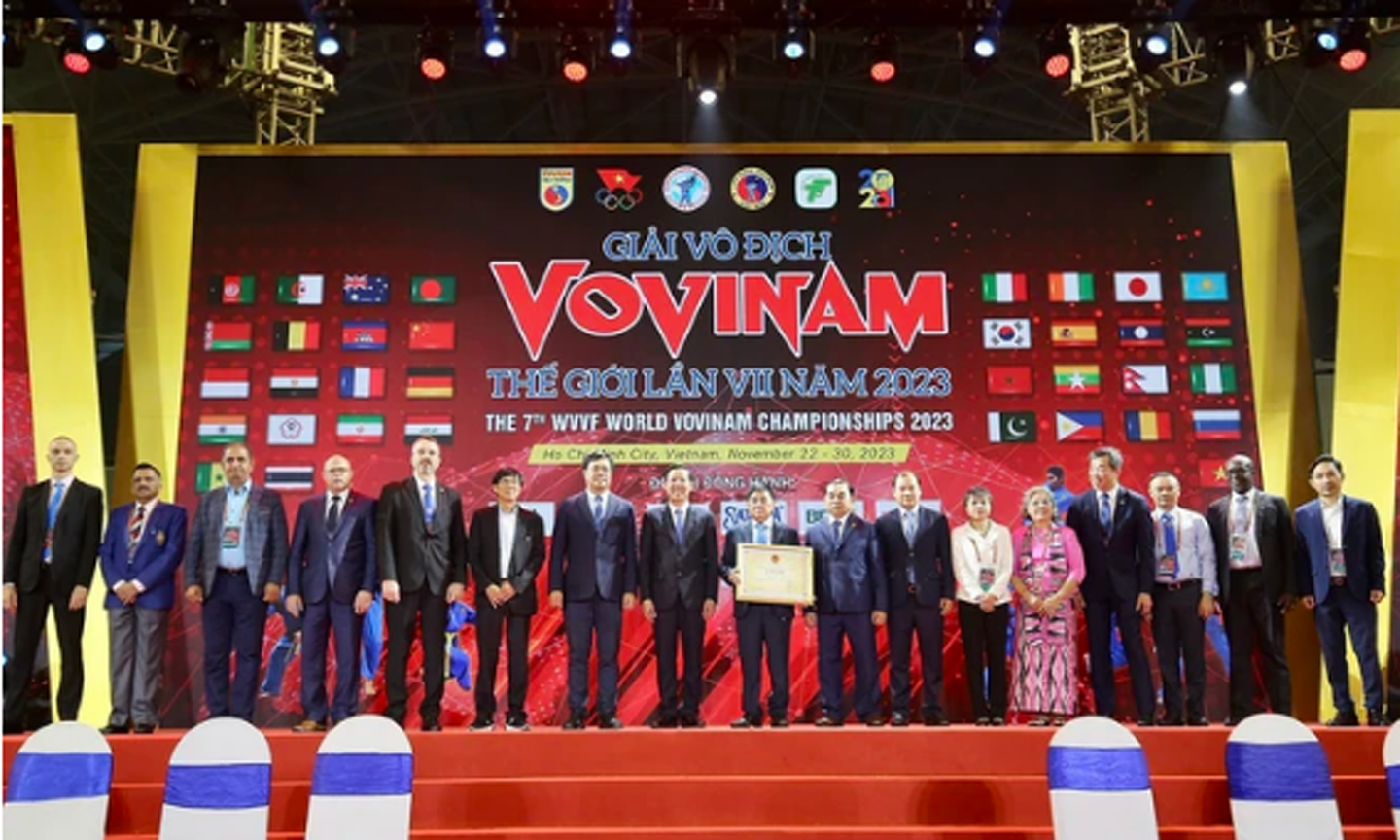 Liên đoàn Vovinam Việt Nam và Hội đồng chưởng quản môn phái đón nhận bằng chứng nhận Di sản văn hóa phi vật thể từ Bộ VH-TT-DL. Ảnh: DŨNG PHƯƠNG
