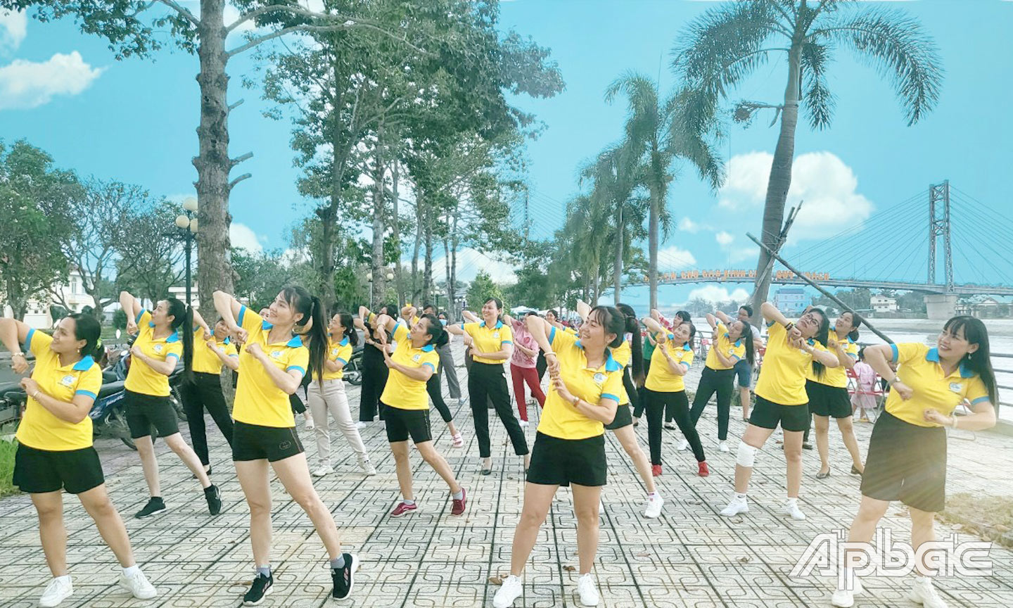 Phụ nữ huyện Chợ Gạo thường xuyên tham gia tập luyện dân vũ.