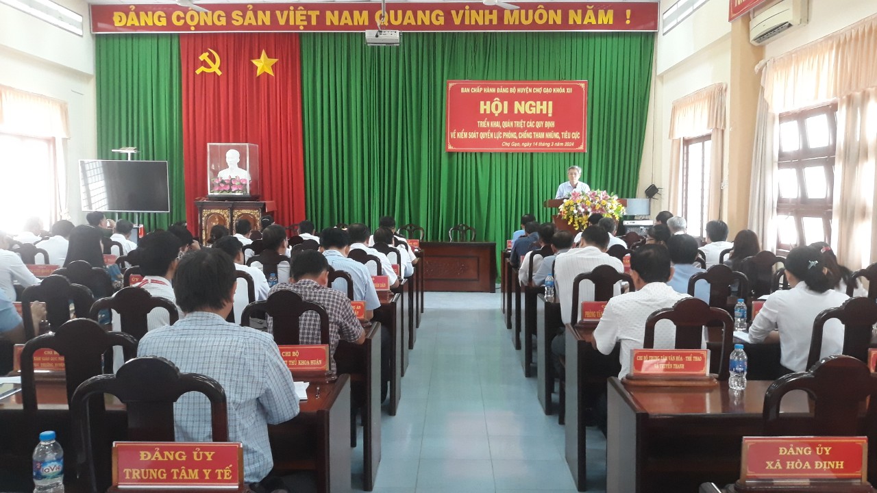 Bí thư Huyện uỷ Chợ Gạo Nguyễn Hồng Hữu phát biểu chỉ đạo hội nghị.