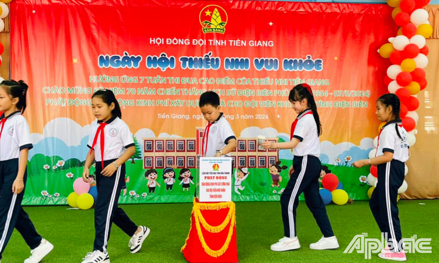 Học sinh tham gia đóng góp quỹ trao nhà cho đội viên, đoàn viên khó khăn của tỉnh Điện Biên