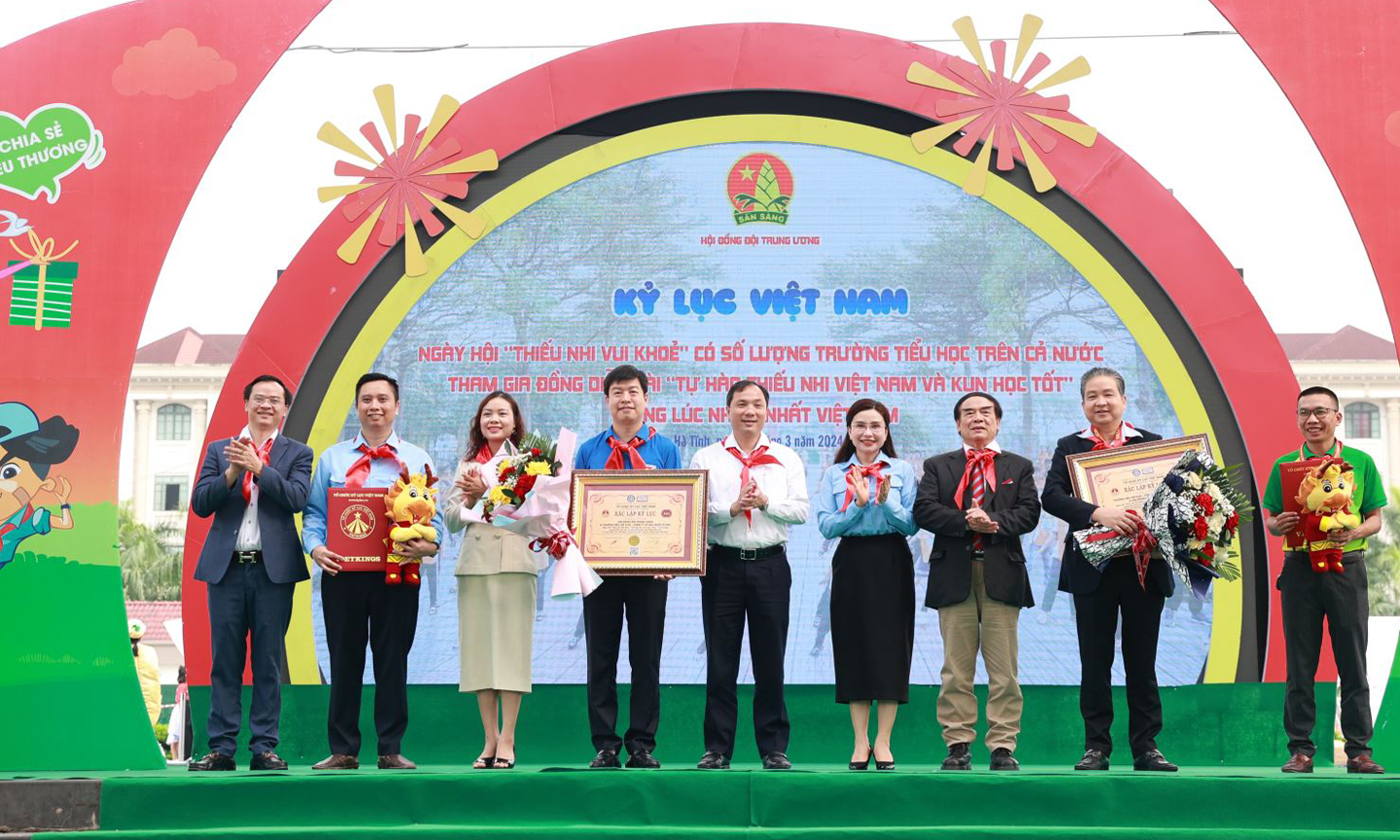 Đại diện Tổ chức Kỷ lục Việt Nam trao bảng chứng nhận kỷ lục quốc gia cho Hội đồng Đội Trung ương và Công ty Cổ phần Sữa quốc tế sau chương trình đồng diễn. 