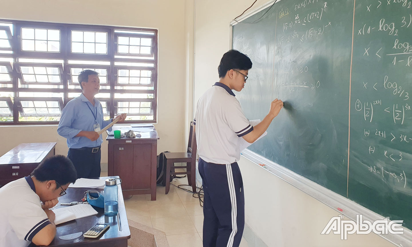  Học sinh lớp 12 Trường THPT Nguyễn Đình Chiểu trong giờ học. 