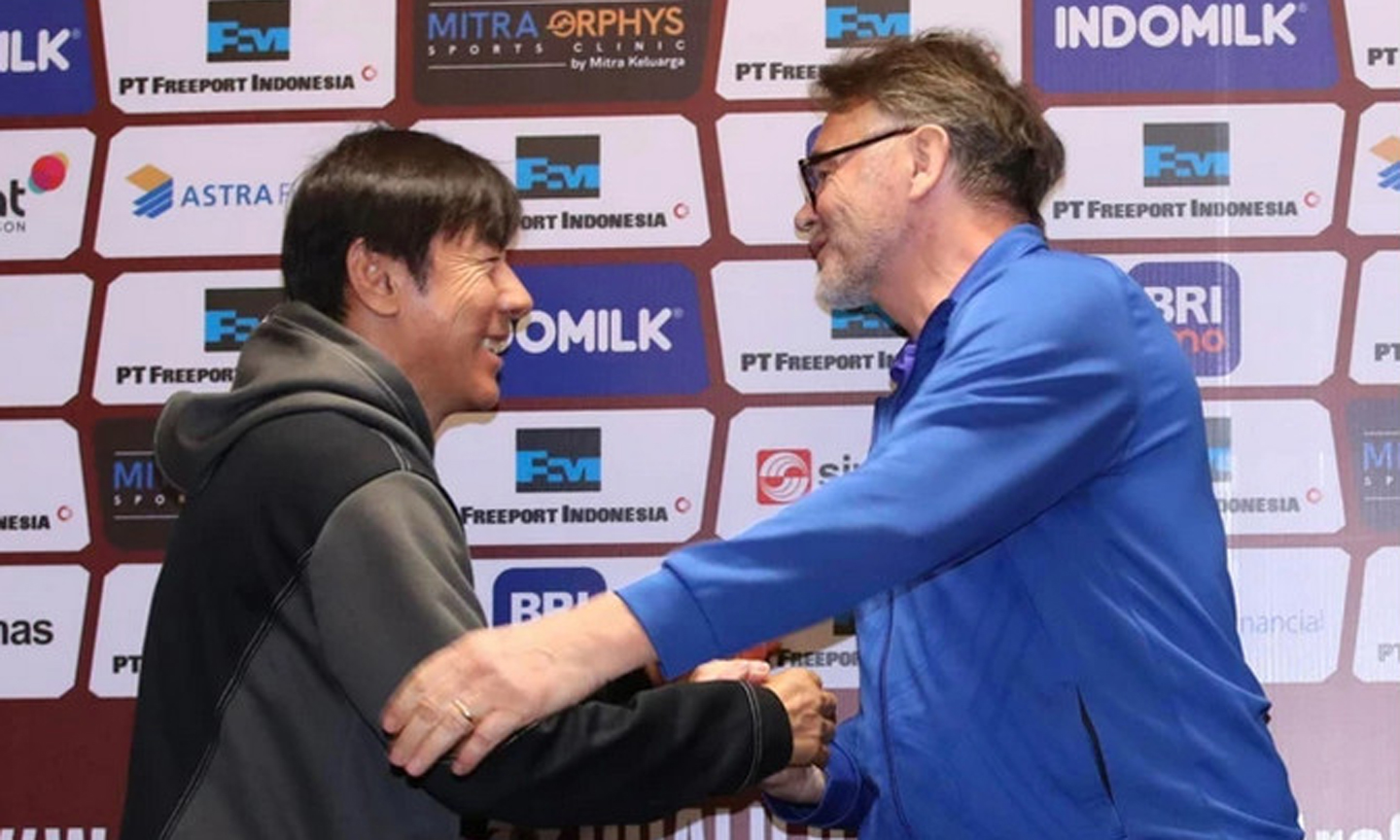 HLV Troussier cùng đồng nghiệp Shin Tae-yong ở buổi họp báo trước trận đấu. 