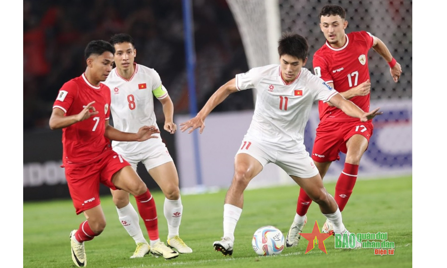 Tình huống nỗ lực tấn công của tiền đạo Nhâm Mạnh Dũng (số 11) ở trận đội tuyển Việt Nam thua Indonesia 0-1. Ảnh: LÂM ANH