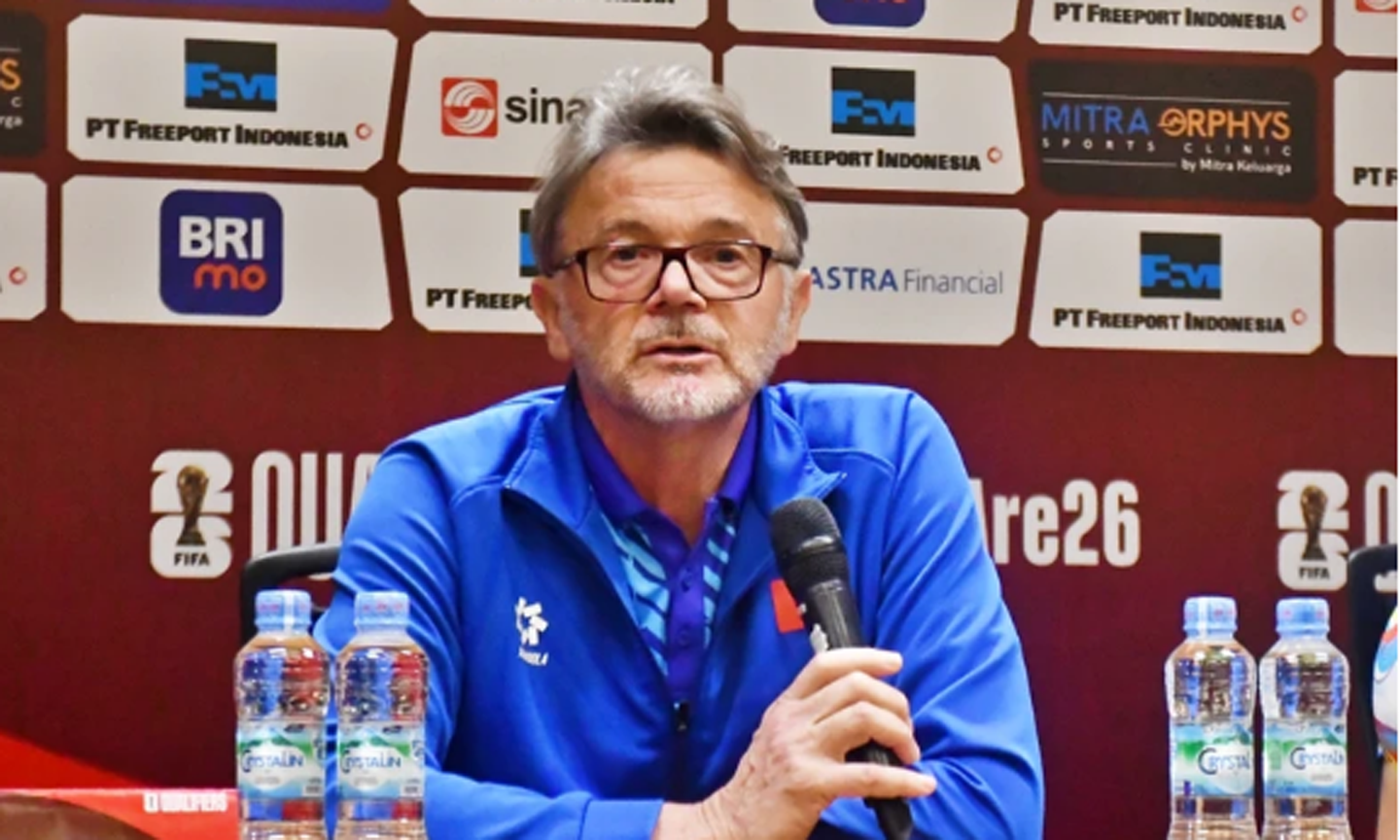 HLV Philippe Troussier tại buổi họp báo sau trận thua 0-1 Indonesia.