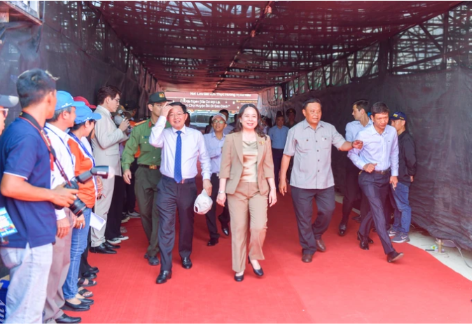 Quyền Chủ tịch nước Võ Thị Ánh Xuân cùng các lãnh đạo Tỉnh ủy Bình Định đến tham dự khai mạc.
